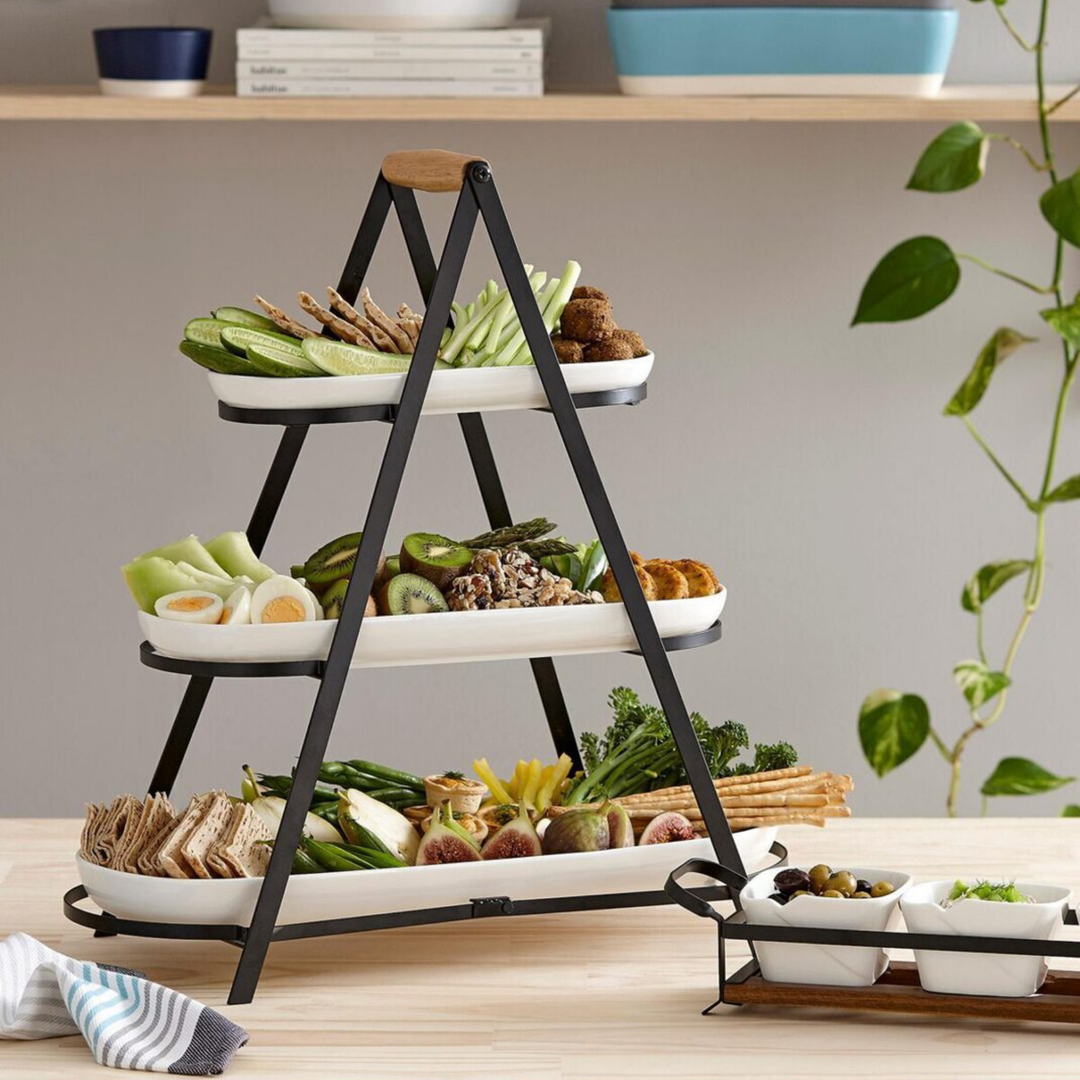Ladelle Etagere Alto Serve and Share mit Gemüse, Sandwiches und Snacks auf drei Ebenen