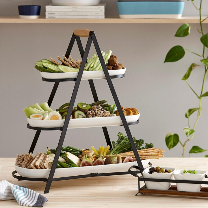 Ladelle Etagere Alto Serve and Share mit Gemüse, Sandwiches und Snacks auf drei Ebenen