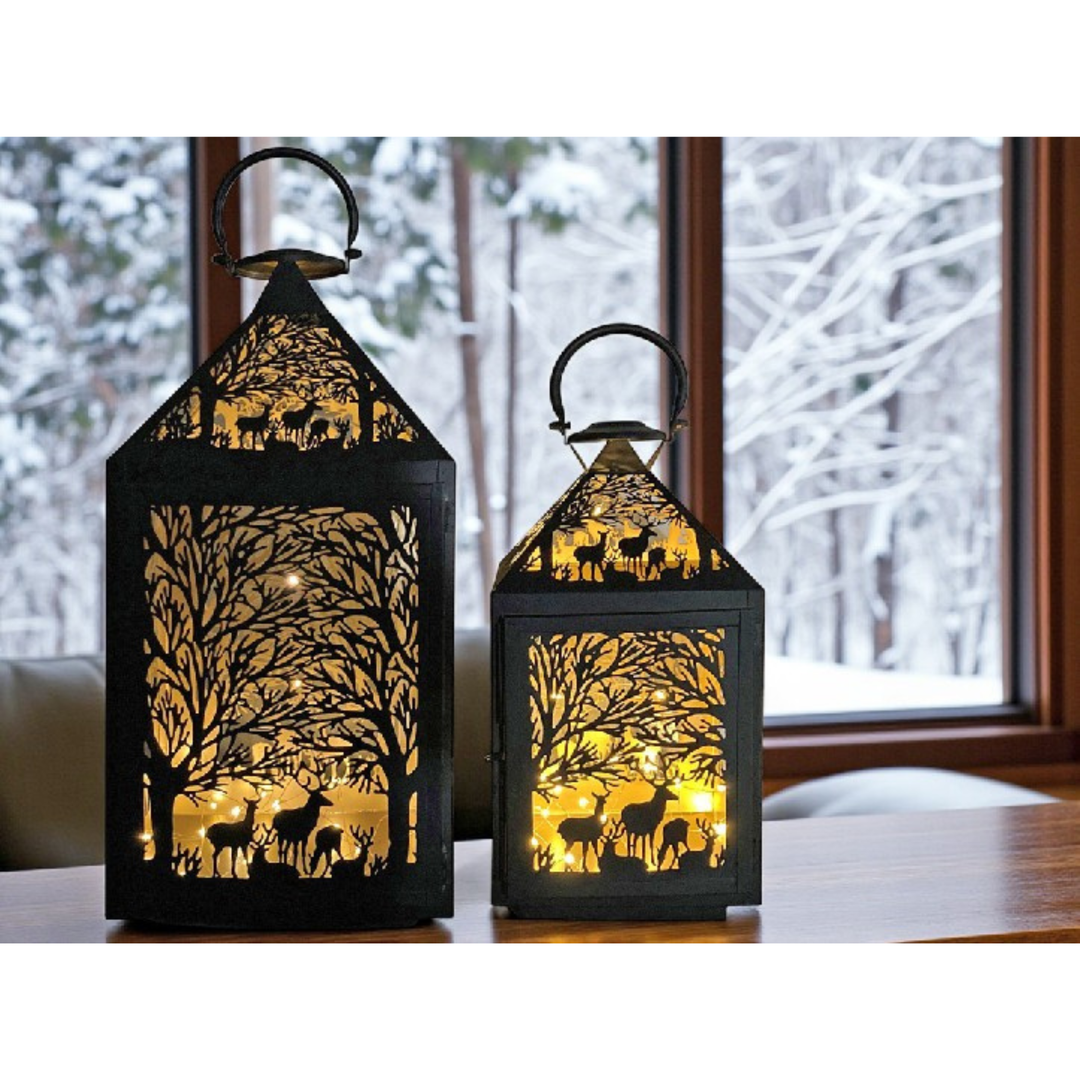 Laterne Forest 2er Set mit warmem Kerzenlicht vor winterlichem Fenster dekoriert