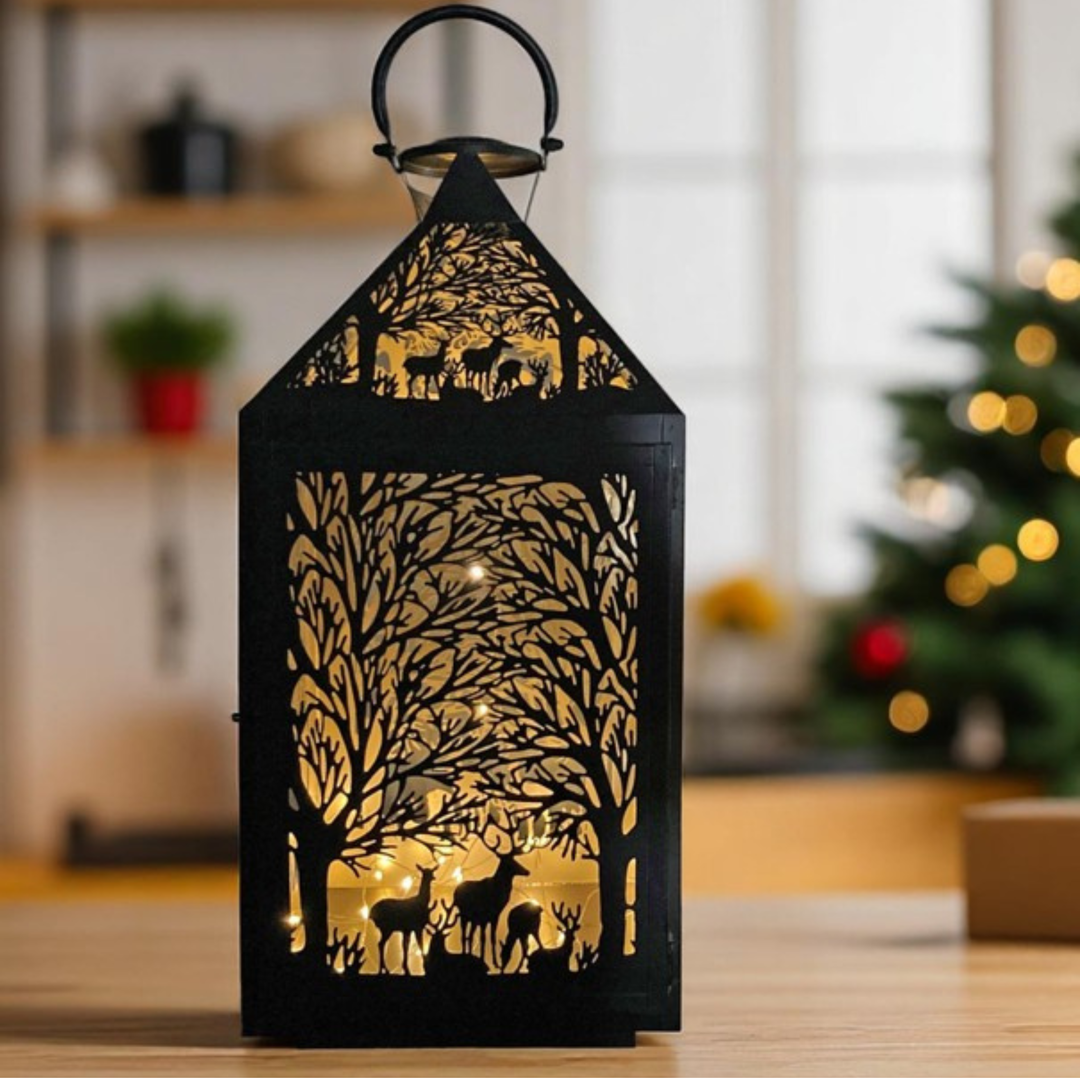 Lanterne Forest sur une table en bois, sapin de Noël en arrière-plan