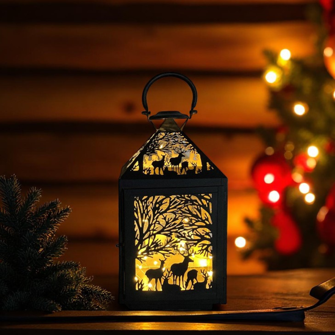 Kleine Laterne Forest mit warmem Kerzenlicht als Weihnachtsdekoration mit Tannenbaum