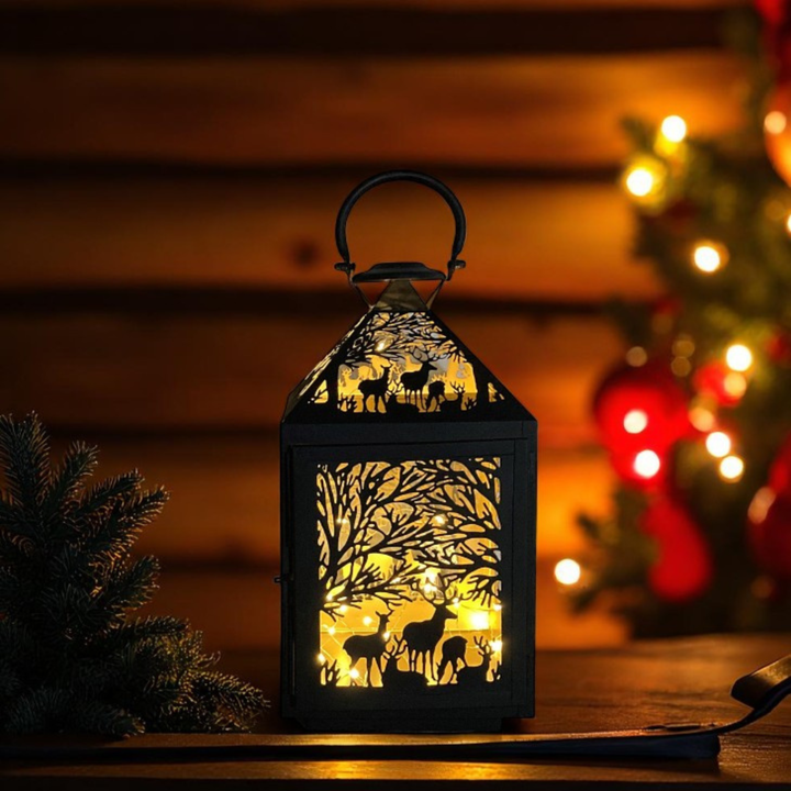 Kleine Laterne Forest mit warmem Kerzenlicht als Weihnachtsdekoration mit Tannenbaum