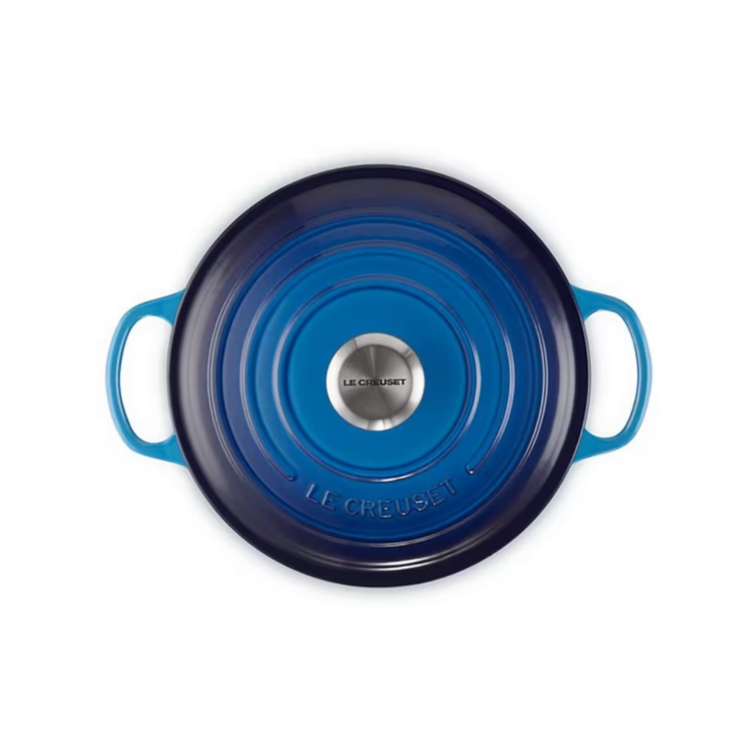 Draufsicht auf den Deckel des Le Creuset Signature Bräters in Azur 24