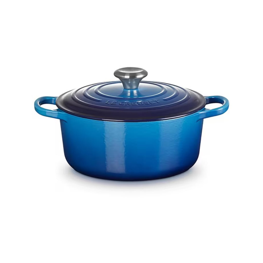 Le Creuset Signature Bräter aus emailliertem Gusseisen in Azur freigestellt 24