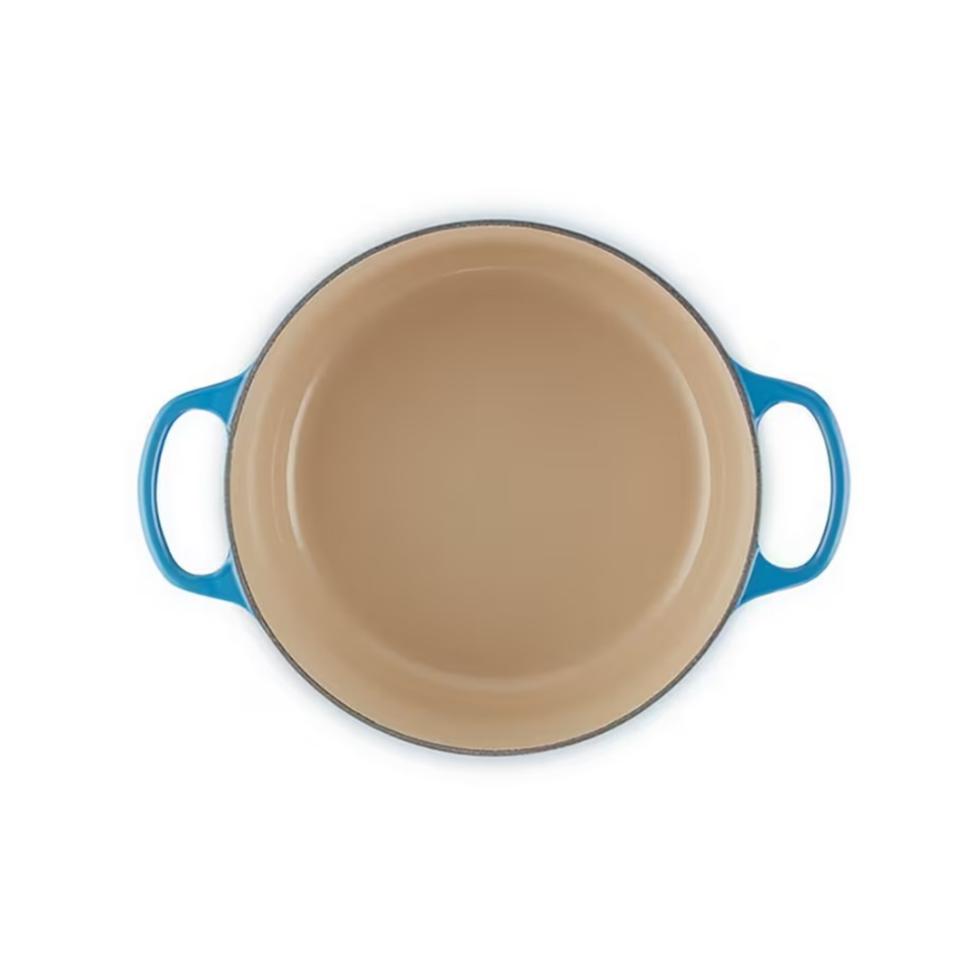 Innenansicht des Le Creuset Signature Bräters in Azur mit heller Emaille 24