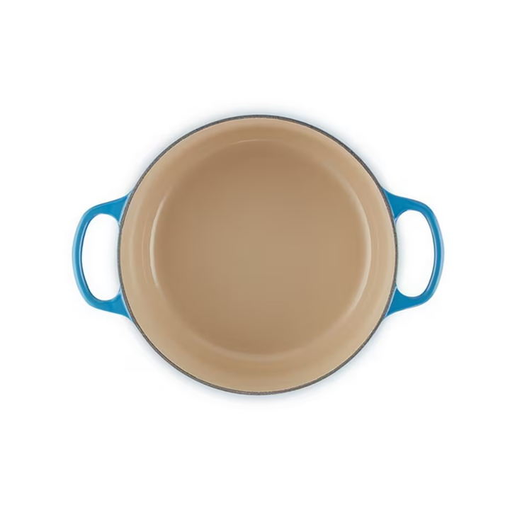 Innenansicht des Le Creuset Signature Bräters in Azur mit heller Emaille 24