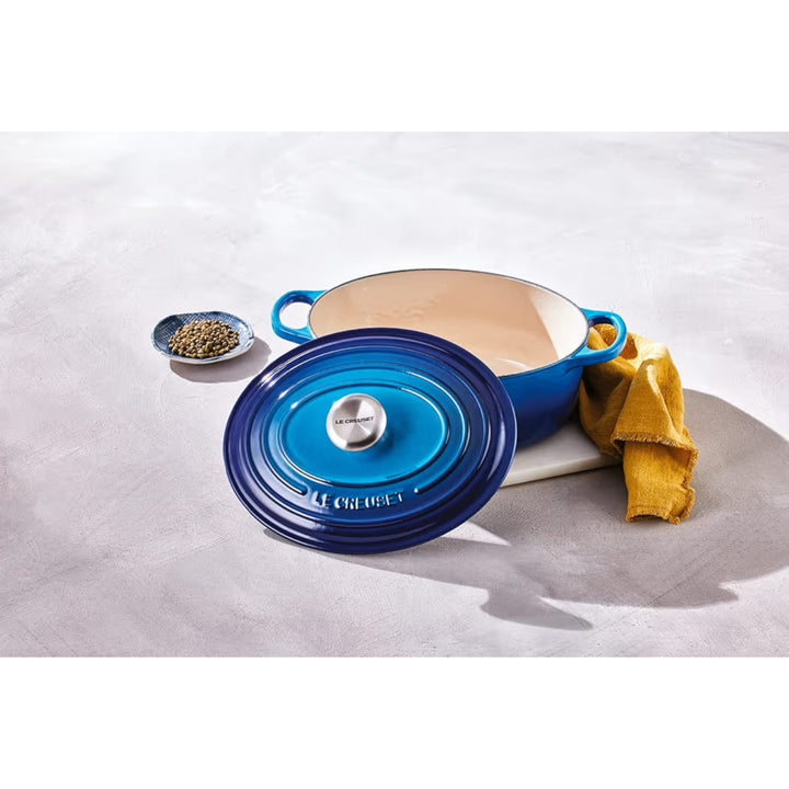 Le Creuset Signature Bräter in Azur offen mit Deckel in einer modernen Kücheninszenierung