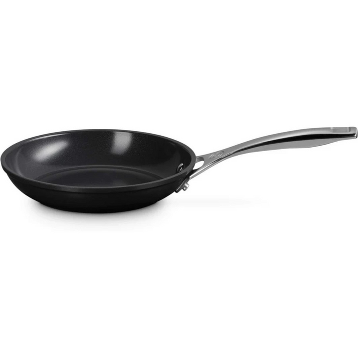 Le Creuset Bratpfanne Keramik Antihaft Seitenansicht Aluminium Pfanne
