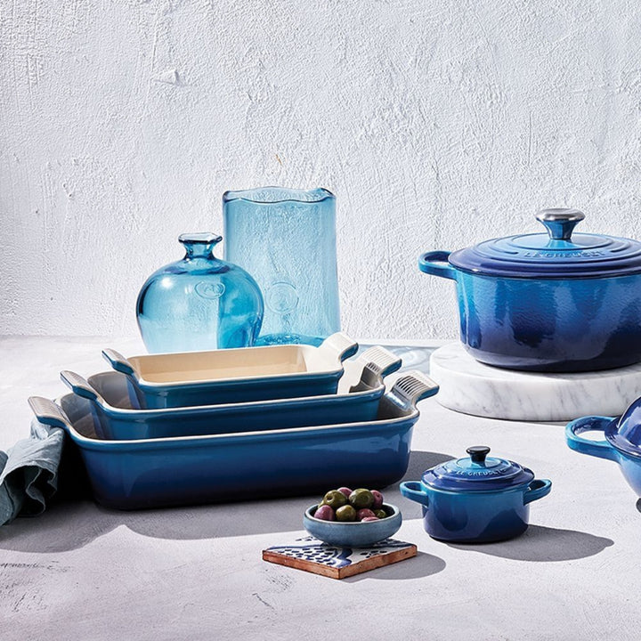 Le Creuset Signature Kochgeschirr in Azur als stilvolles Set in moderner Küchenumgebung