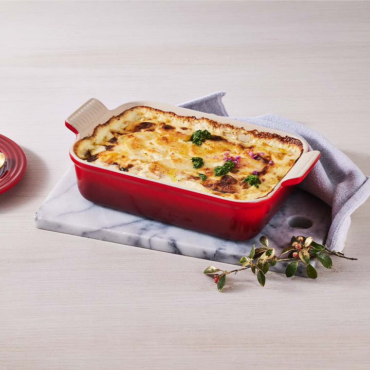 Le Creuset Tradition Auflaufform 32 cm mit frisch gebackenem Lasagne-Auflauf auf Servierplatte