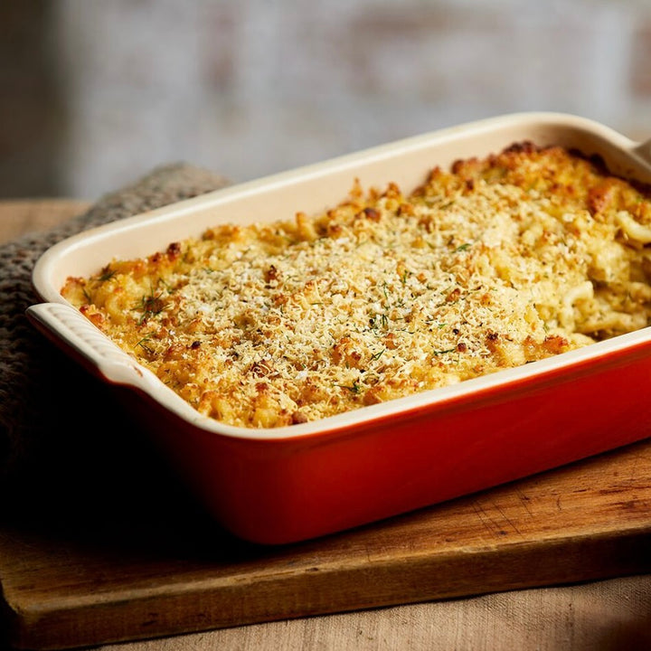 Le Creuset Tradition Auflaufform 32 cm mit goldbraun überbackenem Pastagericht