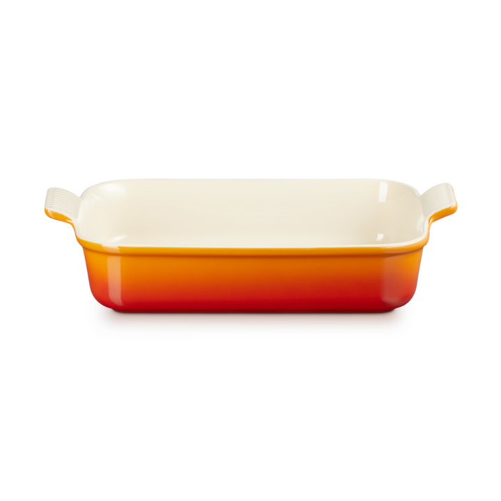 Le Creuset Tradition Auflaufform 32 cm aus Steinzeug in Hellrot Frontansicht