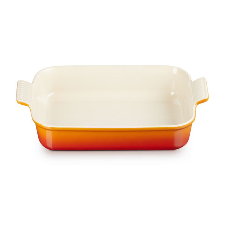 Le Creuset Tradition Auflaufform 32 cm aus Steinzeug in Hellrot perspektivische Ansicht