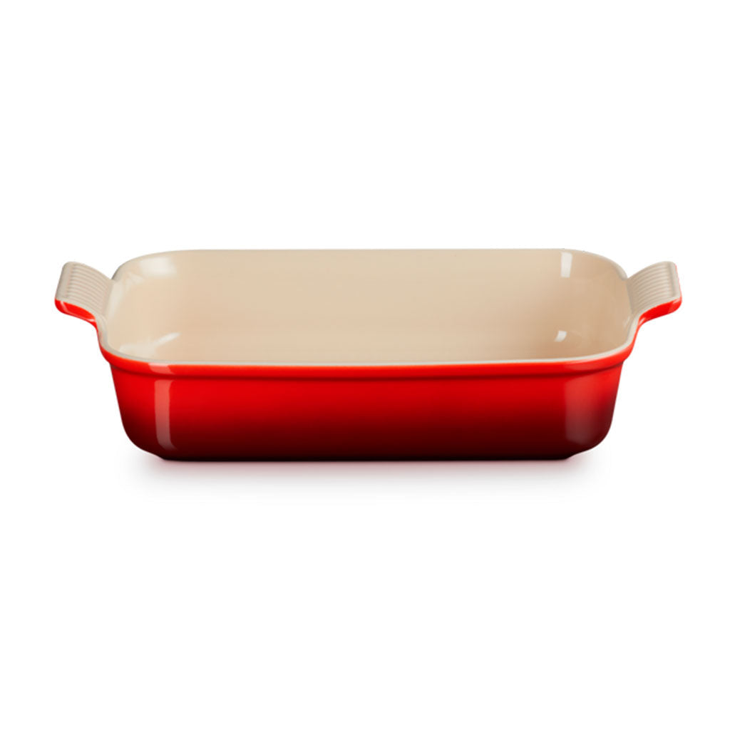 Le Creuset Tradition Auflaufform 32 cm aus Steinzeug in Kirschrot Frontansicht
