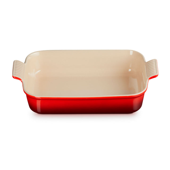 Le Creuset Tradition Auflaufform 32 cm aus Steinzeug in Kirschrot perspektivische Ansicht