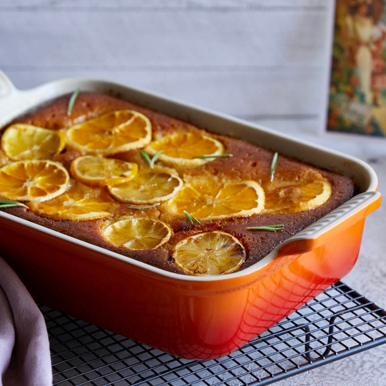 Le Creuset Tradition Auflaufform 32 cm aus Steinzeug mit gebackenem Zitronenkuchen