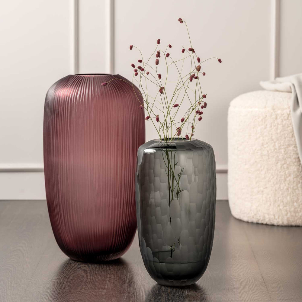Vase Leonardo Bellagio, Berry, au sol à côté d'un vase gris