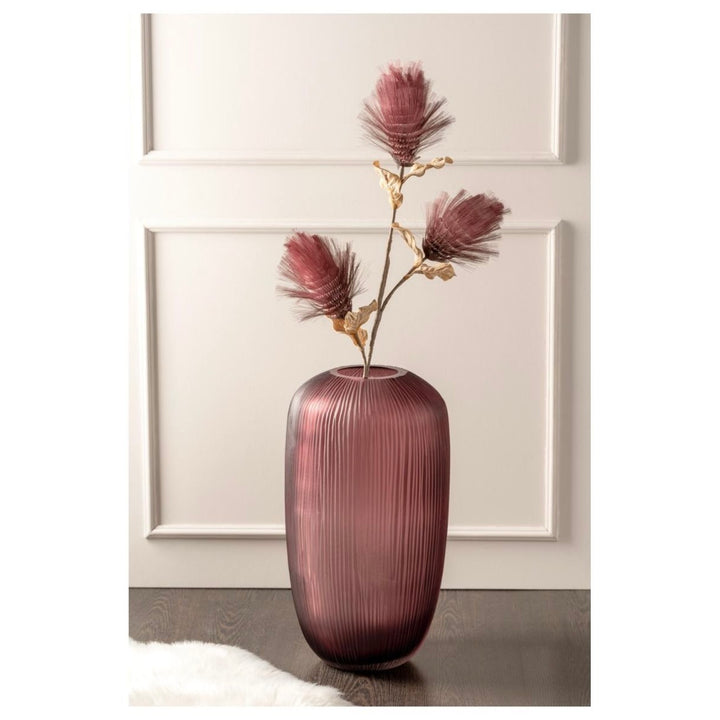 Vase Leonardo Bellagio, Berry, avec fleurs artificielles devant un mur clair