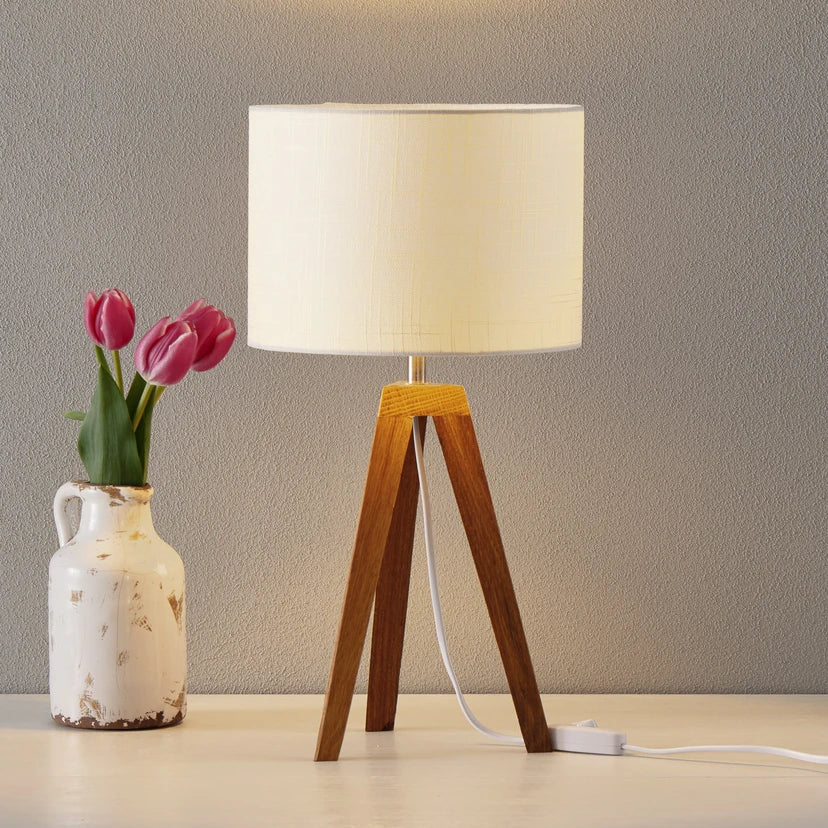 Lampe de table Markslöjd Kullen 44 cm, allumée sur une commode à côté de tulipes