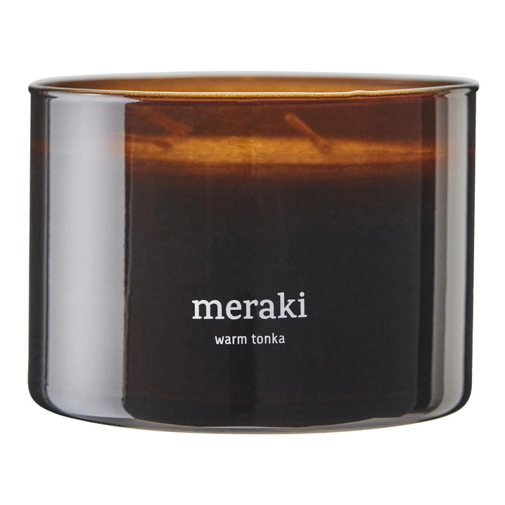 Bougie parfumée Meraki Warm Tonka en verre ambré, vue de face