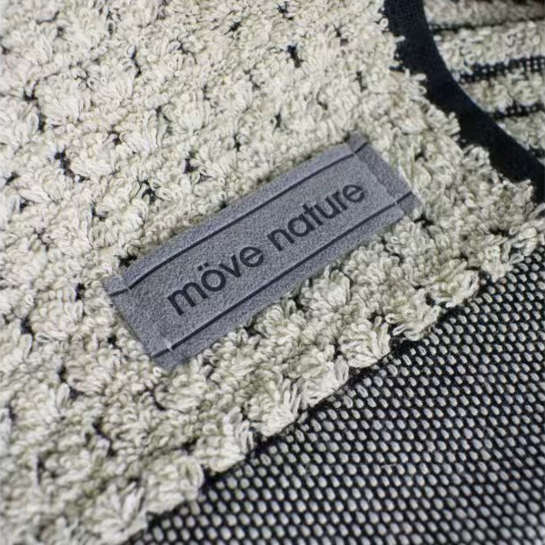 Detailaufnahme der Piquée-Struktur und Möve Nature Logo des Duschtuchs Eden