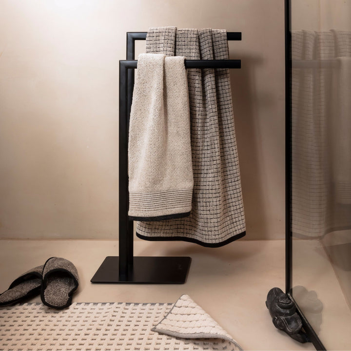 Möve Velvet Handtuchhalter, Schwarz, neben der Dusche