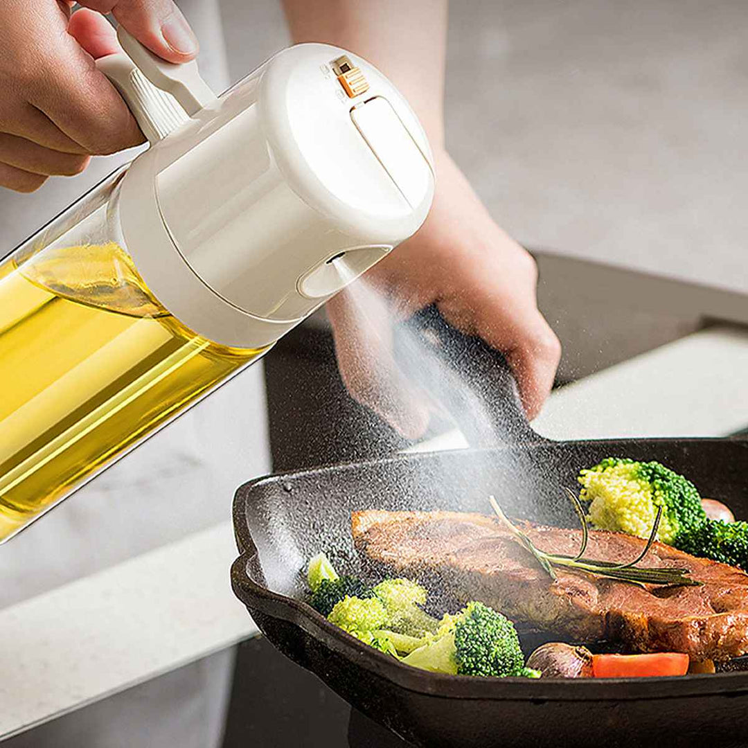 Oelsprueher 550 ml beim Giessen von Oel in Pfanne