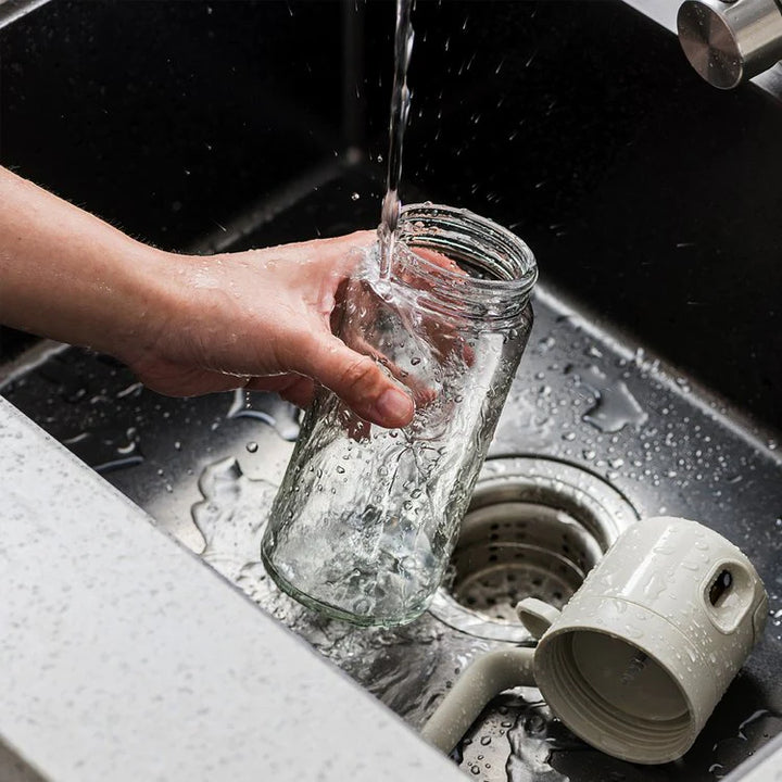 Oelsprueher aus Glas leicht zu reinigen im Spuelbecken
