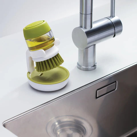 Brosse à vaisselle PanScrub avec distributeur de produit vaisselle, vert, près de l’évier