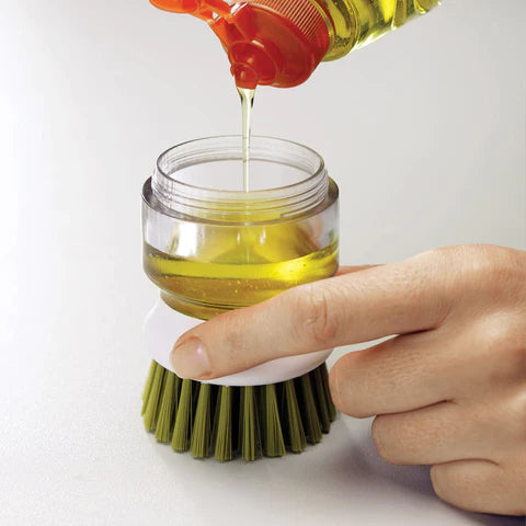 Brosse à vaisselle PanScrub avec distributeur de produit vaisselle, vert, remplissage avec du produit vaisselle