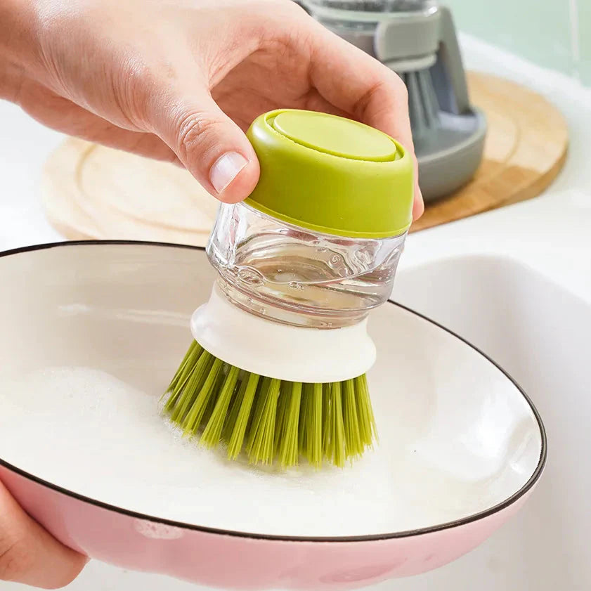 Brosse à vaisselle PanScrub avec distributeur de produit vaisselle, vert, nettoyage d’une assiette