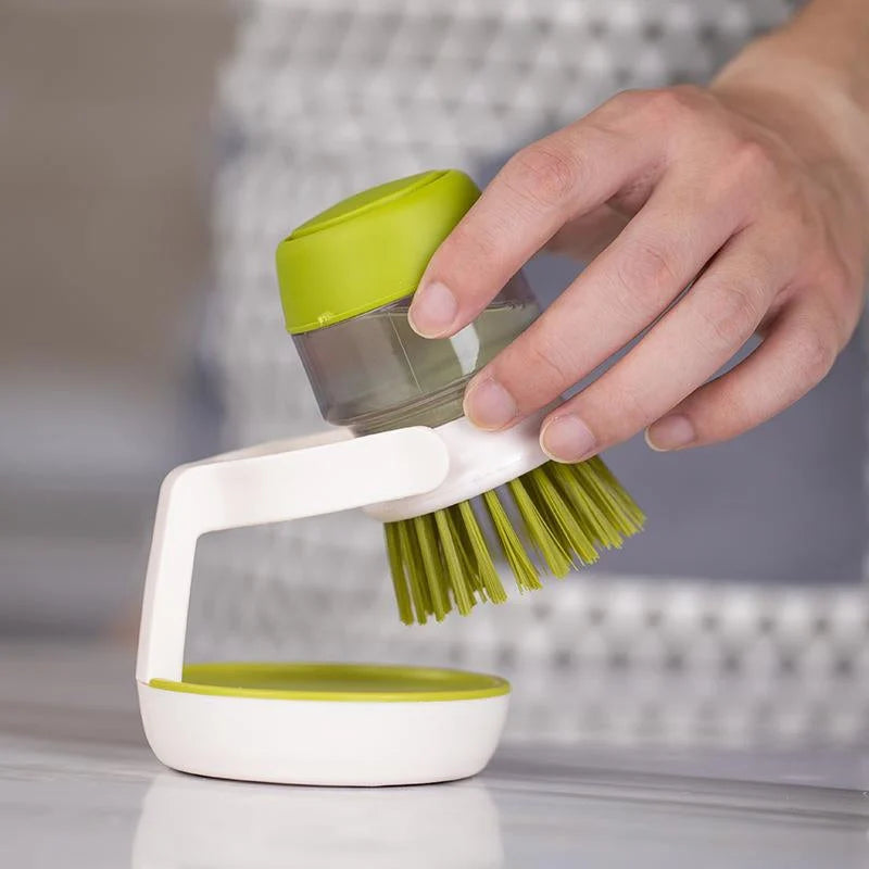 Brosse à vaisselle PanScrub avec distributeur de produit vaisselle, vert, brosse posée dans le support