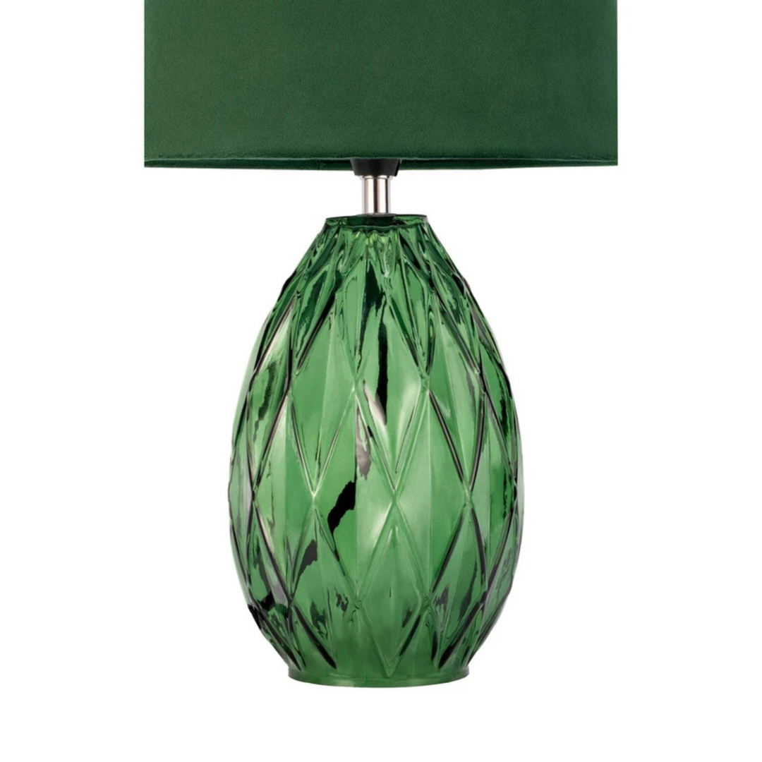 Detailaufnahme des Keramikfusses der Pauleen Crystal Velvet Tischleuchte in Grün