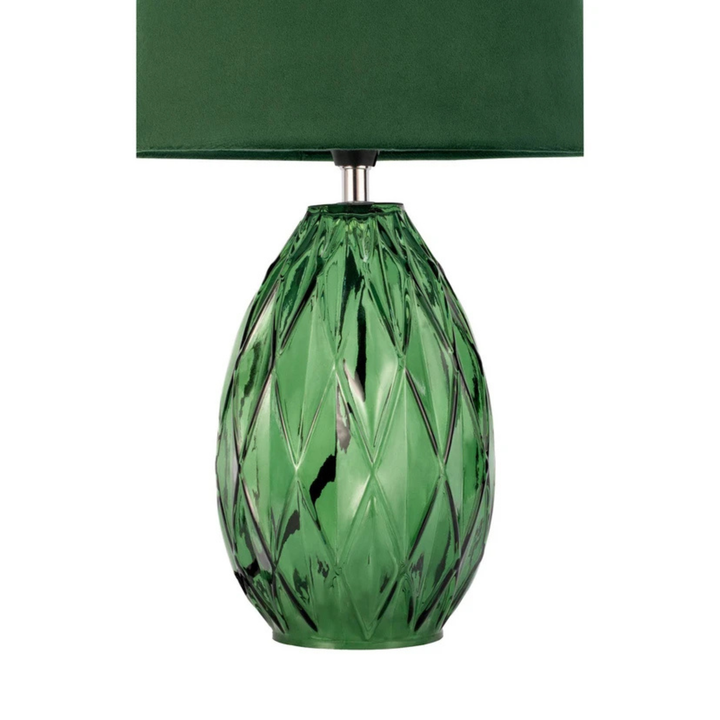 Detailaufnahme des Keramikfusses der Pauleen Crystal Velvet Tischleuchte in Grün