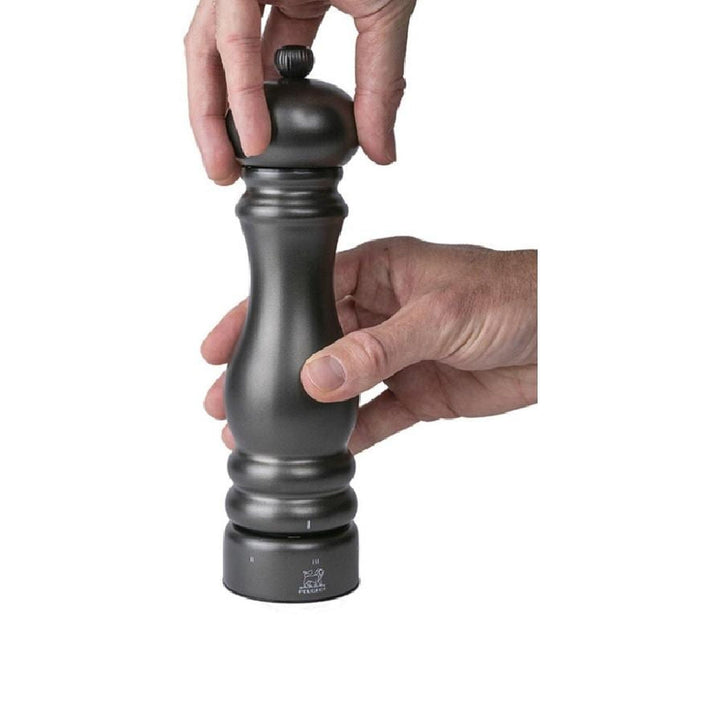 Peugeot Paris Chef Pfeffermühle 22 cm, Karbonschwarz, in zwei Händen