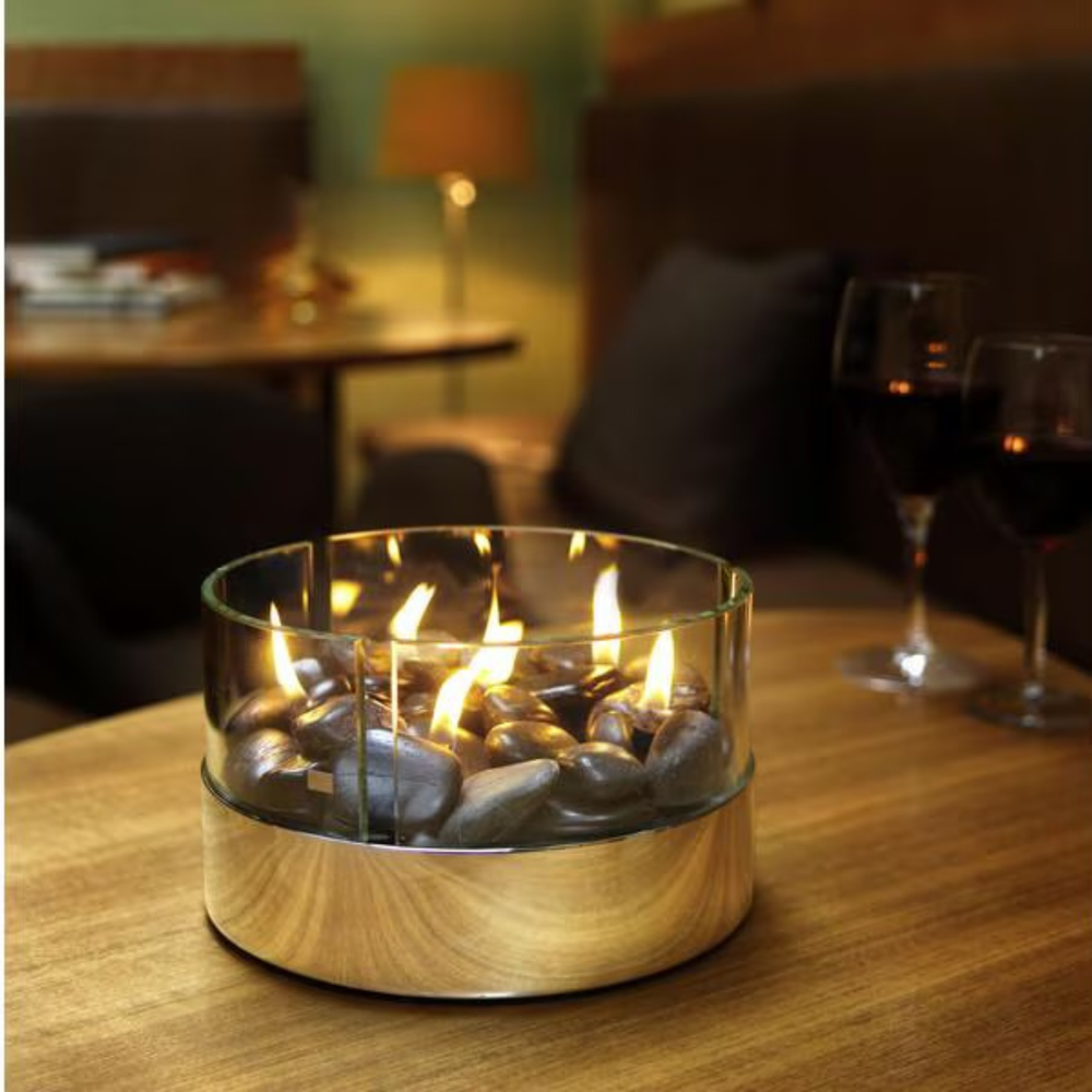 Feu de table Philippi Burn avec socle en bois, allumé sur une table