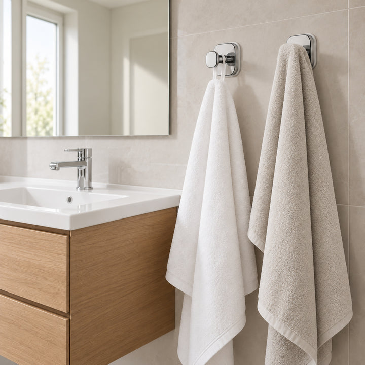 Crochets carrés à ventouse, chromés, avec serviettes près du lavabo