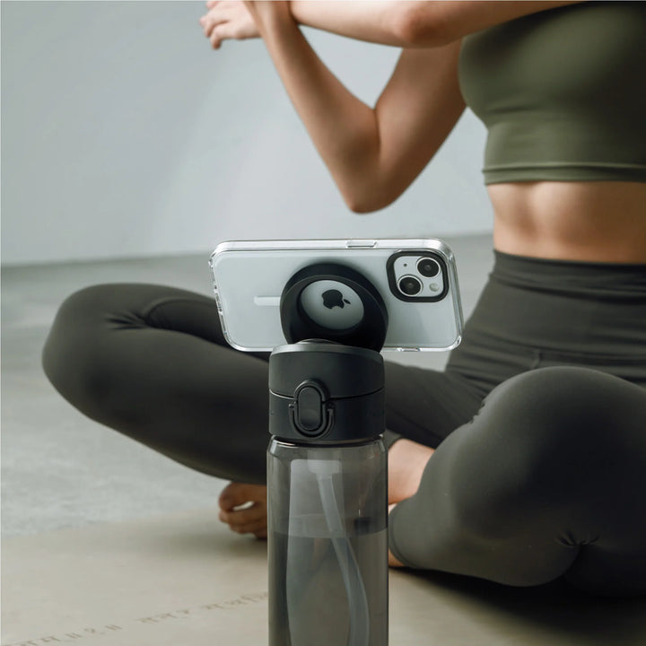 AquaStand als Handystativ auf der Yogamatte, Person macht eine Übung nach