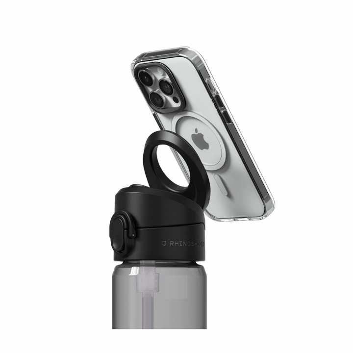 RhinoShield AquaStand mit aufgeklapptem Magnetring und angesetztem iPhone