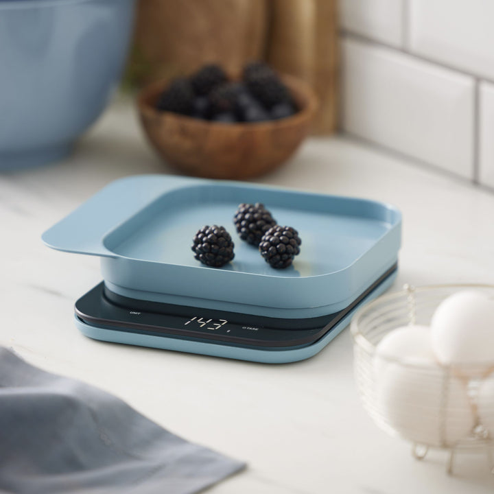 Rosti Küchenwaage Mensura, Blau, mit Brombeeren in der Küche