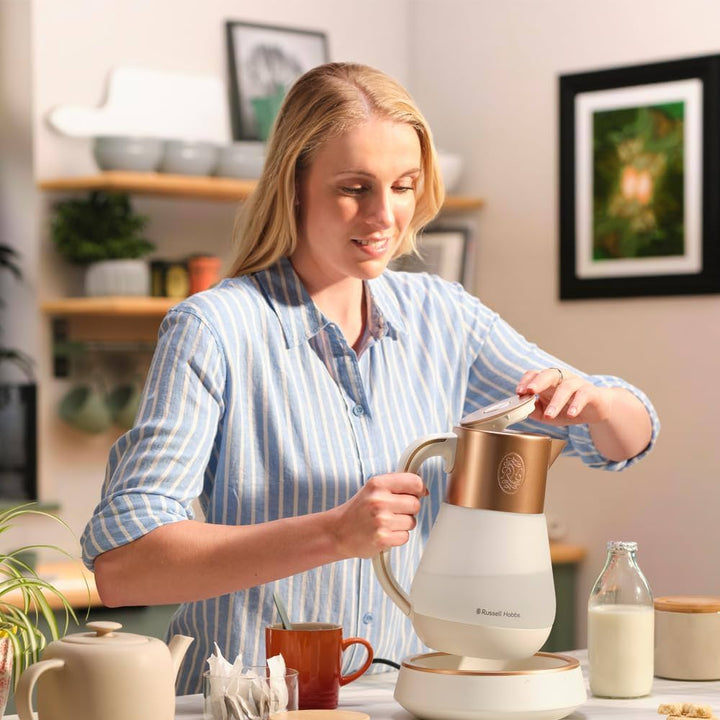 Russell Hobbs Calm Touch Wasserkocher mit geöffnetem Deckel und ergonomischem Griff