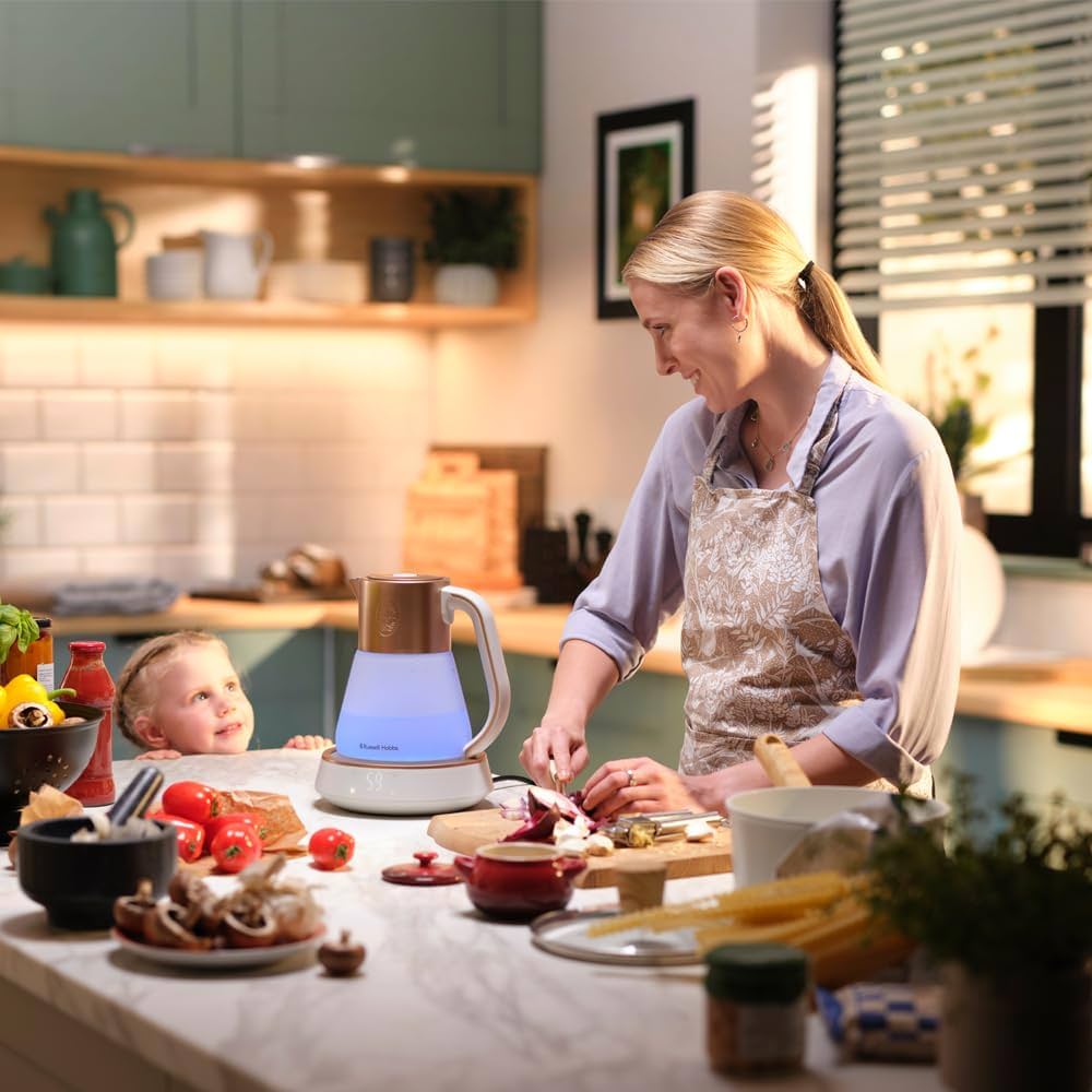 Russell Hobbs Calm Touch Wasserkocher mit blauer Beleuchtung im Familienalltag in moderner Küche