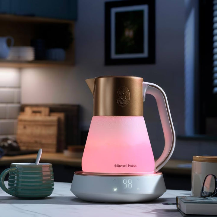 Russell Hobbs Calm Touch Wasserkocher mit sanfter rosa Beleuchtung in moderner Küchenatmosphäre