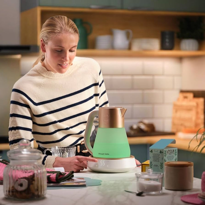 Russell Hobbs Calm Touch Wasserkocher mit grüner Innenbeleuchtung bei entspannter Teezeit in moderner Küche