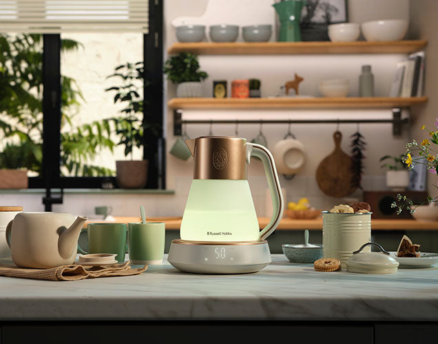 Russell Hobbs Calm Touch Wasserkocher mit sanfter grüner Innenbeleuchtung auf Küchentheke in moderner Küche