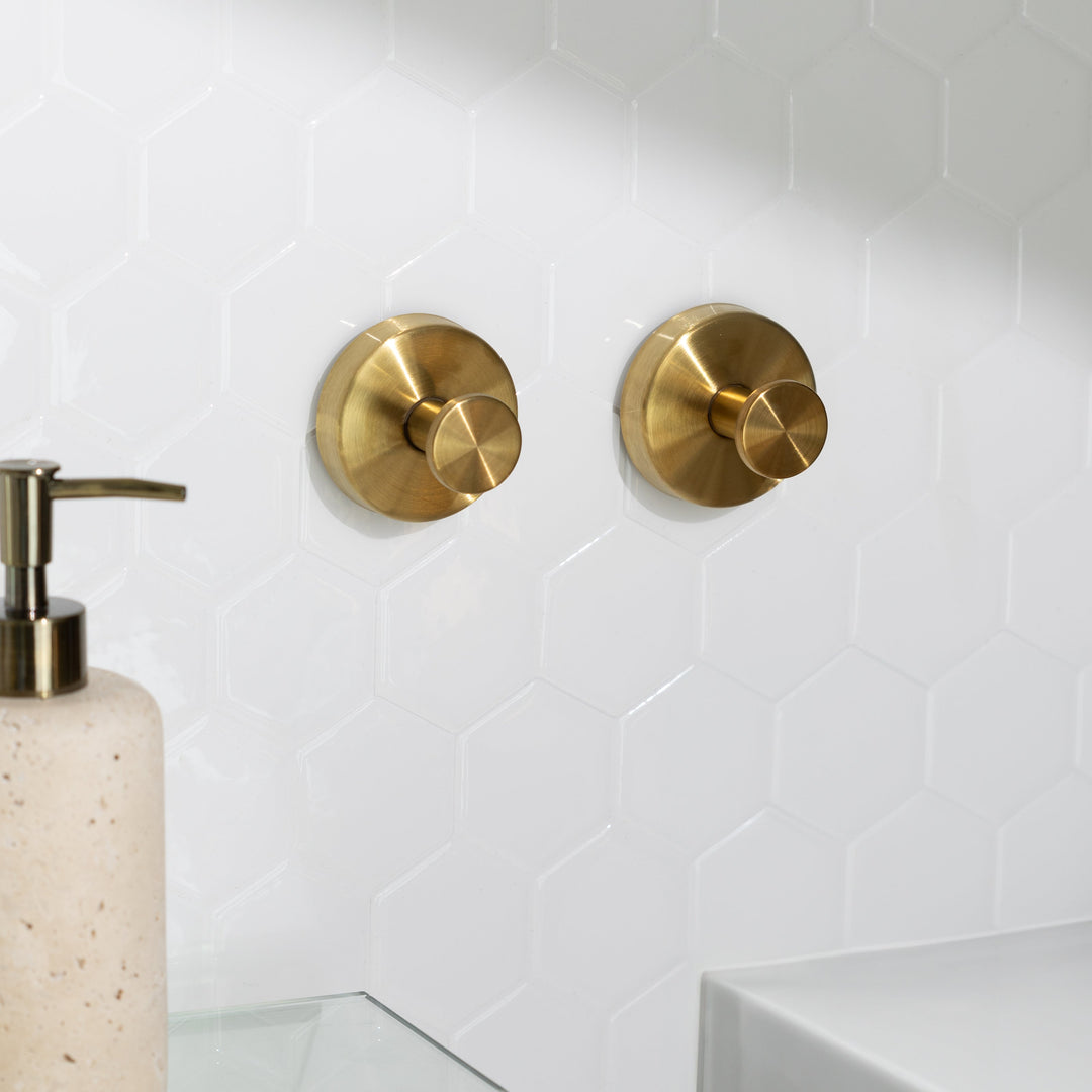 Goldene Saugnapfhaken ohne Bohren auf glatten Fliesen