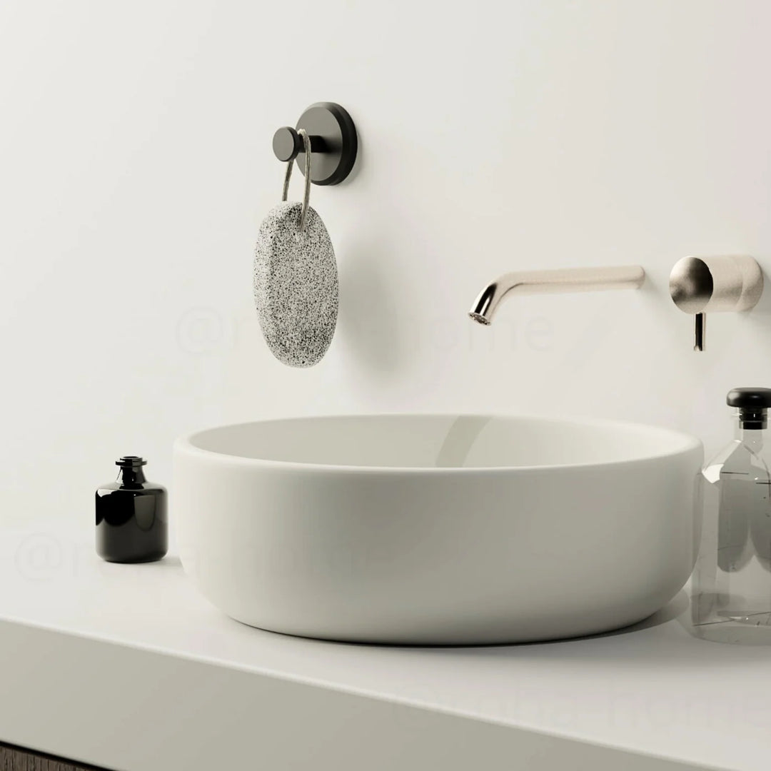 Saugnapfhaken ohne Bohren im Badezimmer an glatter Wand befestigt