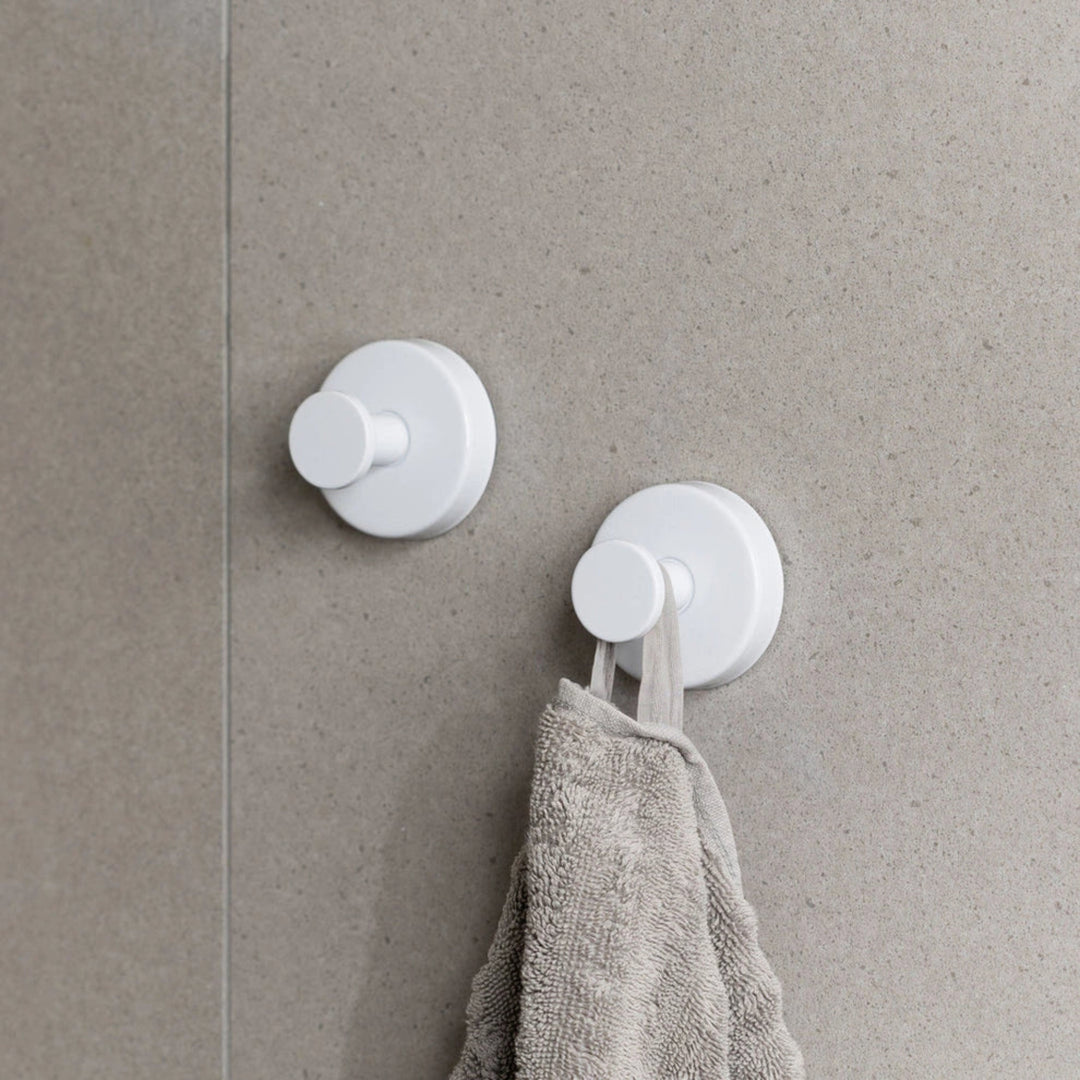 Crochet à ventouse sans perçage, blanc, avec gant de toilette sur mur carrelé
