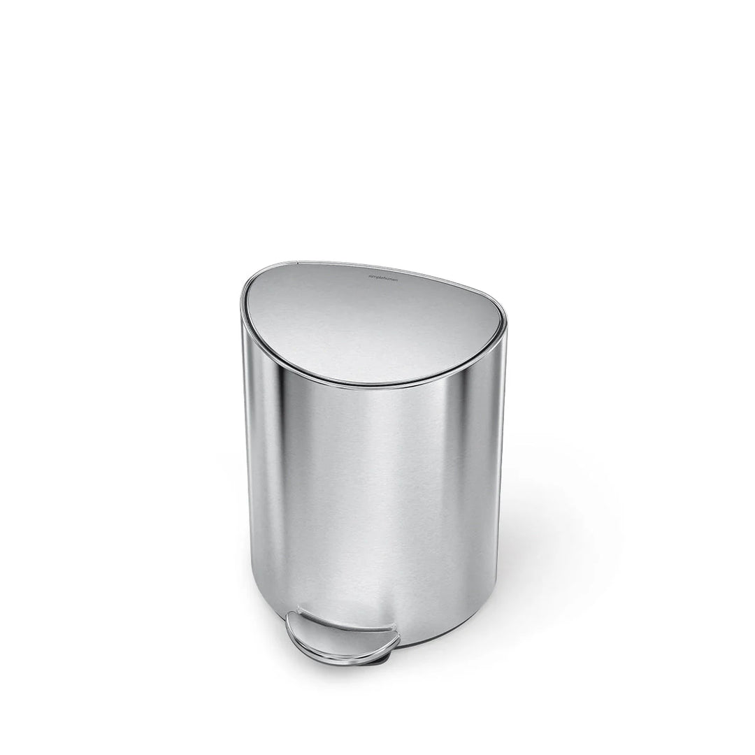 Poubelle à pédale Simplehuman 6 l en inox brossé, vue de trois quarts du dessus