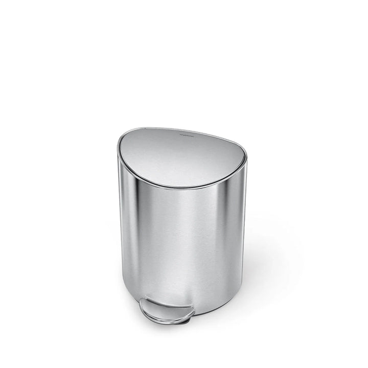 Poubelle à pédale Simplehuman 6 l en inox brossé, vue de trois quarts du dessus